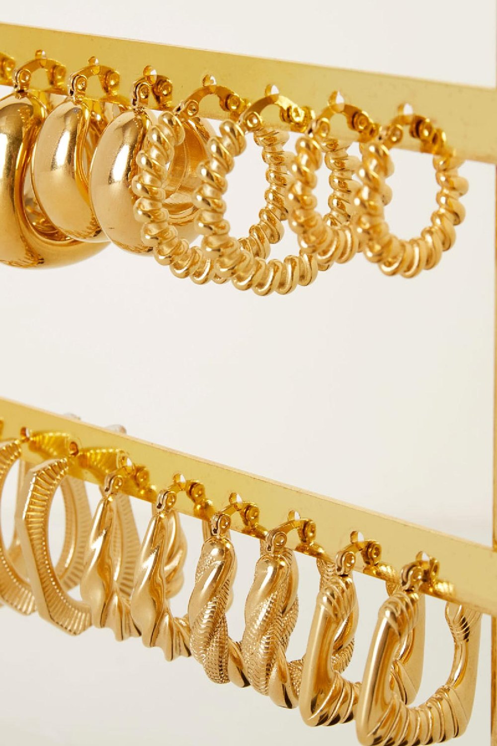 Ohrringe zeigen Creolen in Goldfarbe Edelstahl h5Bild2